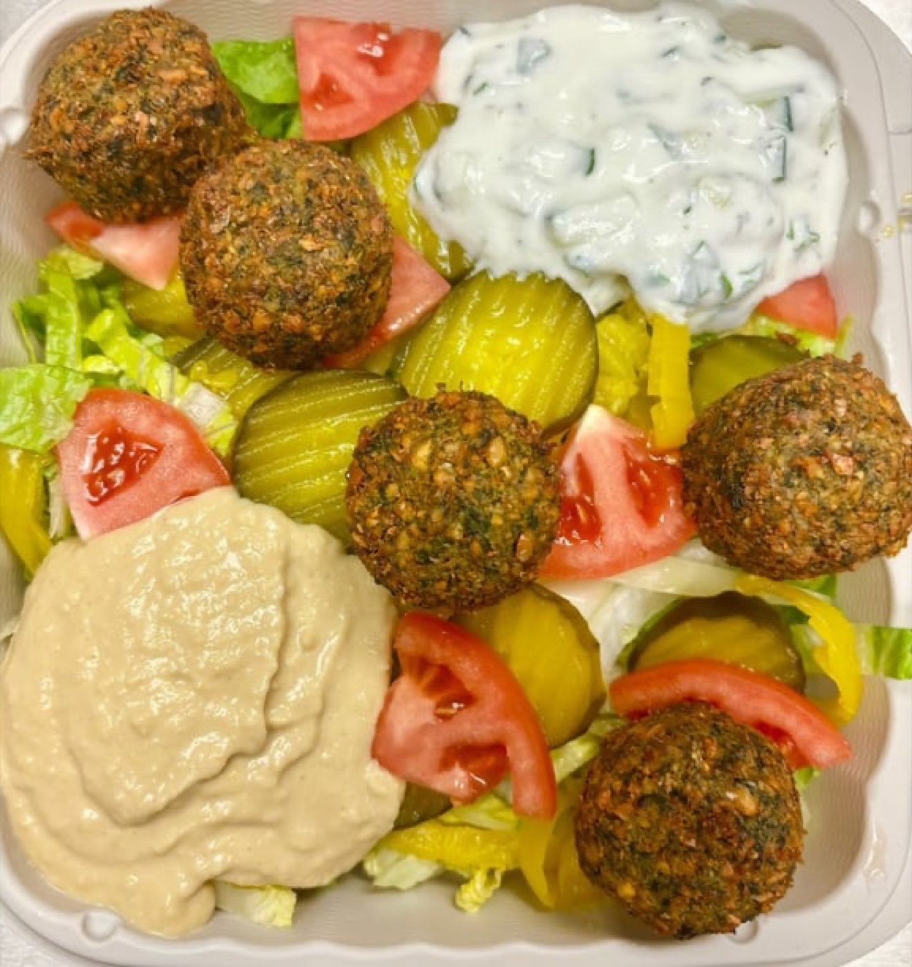 Falafel with hummus and fresh vegetables